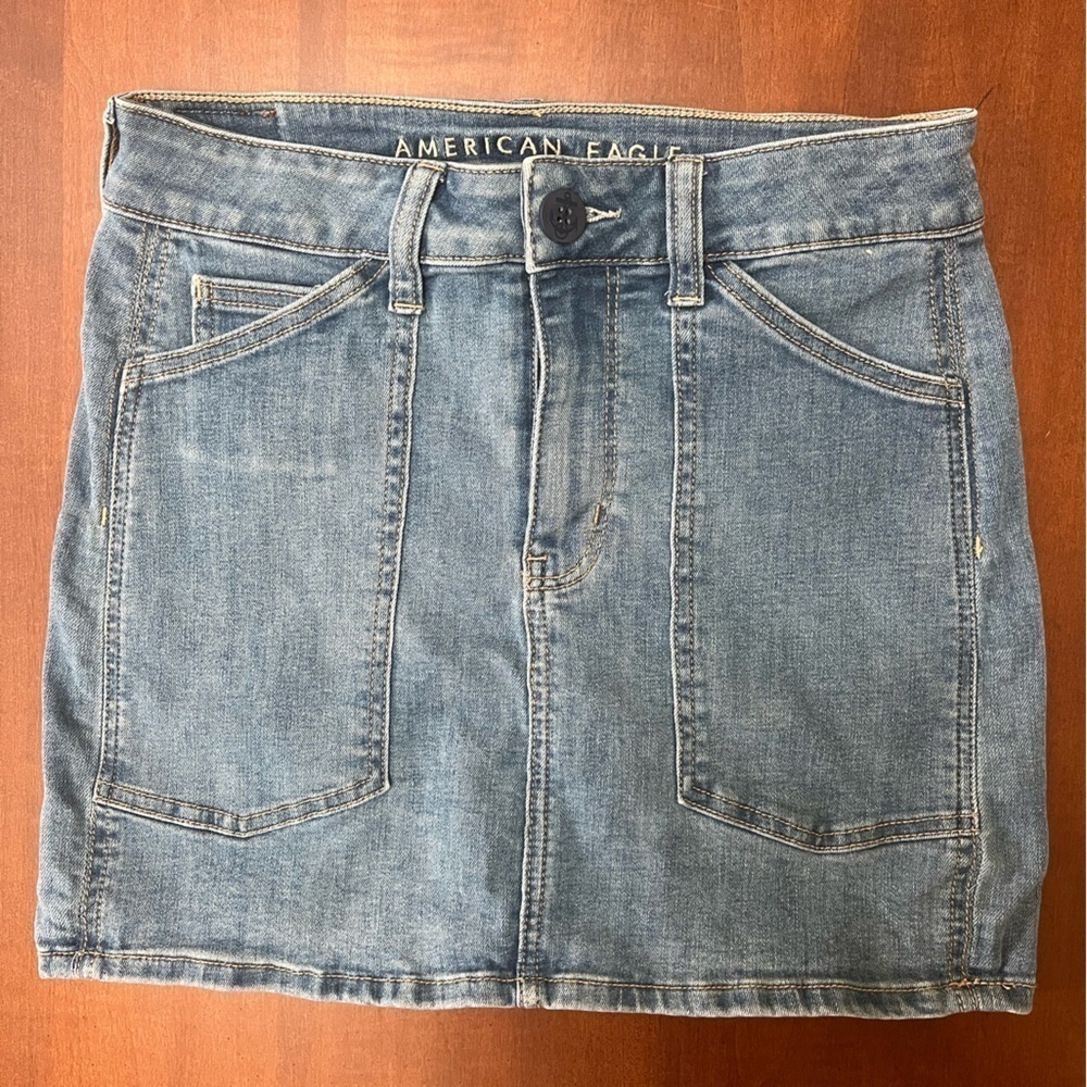 EUC - American Eagle jean skirt with large  front pockets - women’s size 4